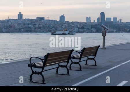 Blick auf die Küsten von Uskudar kurz nach 17 Tagen voller Sperrstunde begann am 29. April 2021 in Uskudar, Istanbul, Türkei. Stockfoto