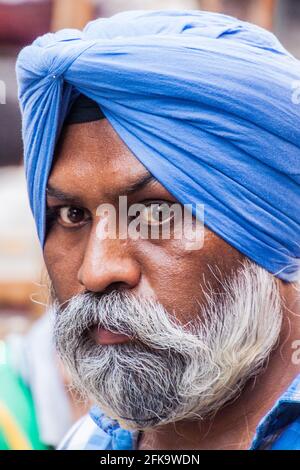 DELHI, INDIEN - 22. OKTOBER 2016: Gesicht eines Sikkh-Rikscha-Fahrers im Zentrum von Delhi, Indien. Stockfoto