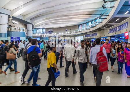 DELHI, INDIEN - 22. OKTOBER 2016: Pendler in Rajiv Chowk U-Bahn-Station im Zentrum von Delhi, Indien. Stockfoto