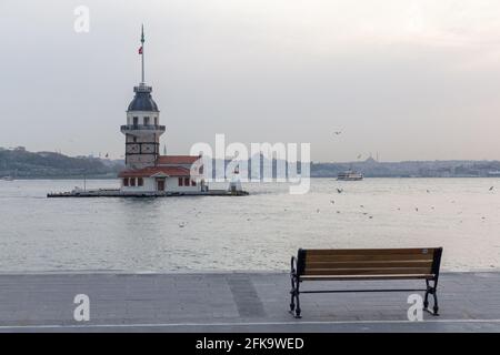 Blick auf die Küsten von Uskudar kurz nach 17 Tagen voller Sperrstunde begann am 29. April 2021 in Uskudar, Istanbul, Türkei. Stockfoto