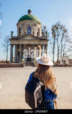 Tourist mit Blick auf die alte römisch-katholische Kirche des heiligen Josef in Pidhirtsi, Ukraine. Besuchen Sie alte Baudenkmäler und historische Orte Stockfoto