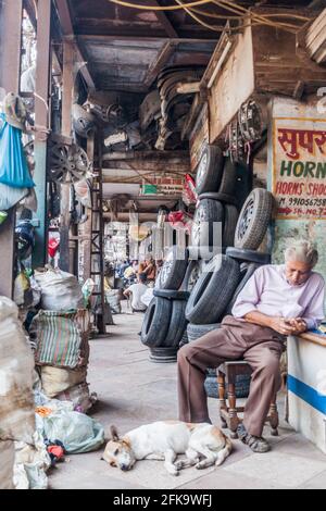 DELHI, INDIEN - 22. OKTOBER 2016: Autoersatzteileladen im Zentrum von Delhi, Indien. Stockfoto