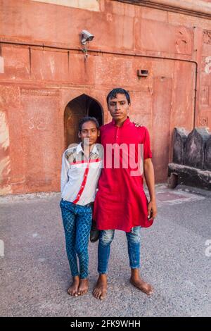DELHI, INDIEN - 22. OKTOBER 2016: Zwei einheimische Männer im Innenhof der Jama Masjid Moschee im Zentrum von Delhi, Indien. Stockfoto