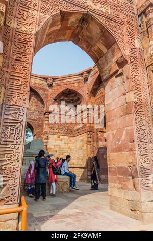 DELHI, INDIEN - 23. OKTOBER 2016: Touristen besuchen das Grab von Iltutmish im Qutub-Komplex in Delhi, Indien. Stockfoto
