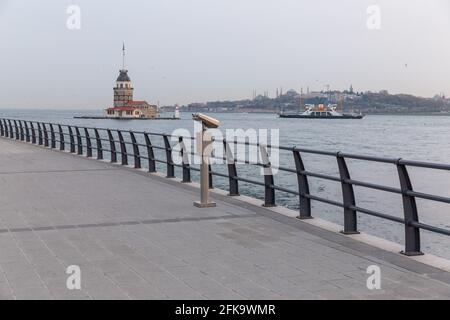 Blick auf die Küsten von Uskudar kurz nach 17 Tagen voller Sperrstunde begann am 29. April 2021 in Uskudar, Istanbul, Türkei. Stockfoto