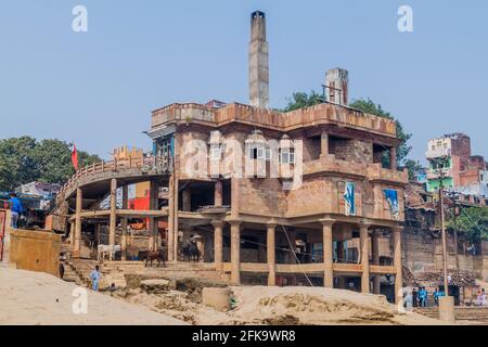 VARANASI, INDIEN - 25. OKTOBER 2016: Ansicht des elektrischen Krematoriums in Varanasi Indien Stockfoto