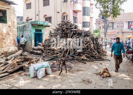 VARANASI, INDIEN - 25. OKTOBER 2016: Stapel von Feuerholz, die für Ghatkrematationen in Varanasi, Indien, verwendet werden Stockfoto