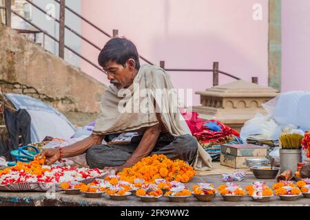 VARANASI, INDIEN - 25. OKTOBER 2016: Straßenhändler für religiöse Opfergaben in Varanasi, Indien Stockfoto