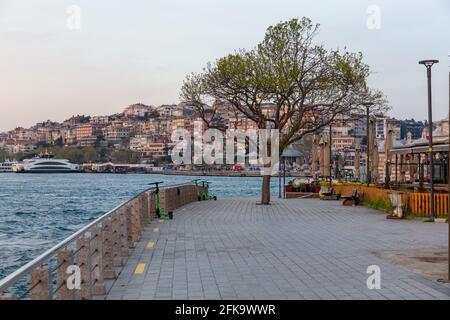 Blick auf die Küsten von Uskudar kurz nach 17 Tagen voller Sperrstunde begann am 29. April 2021 in Uskudar, Istanbul, Türkei. Stockfoto