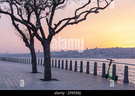 Blick auf die Küsten von Uskudar kurz nach 17 Tagen voller Sperrstunde begann am 29. April 2021 in Uskudar, Istanbul, Türkei. Stockfoto