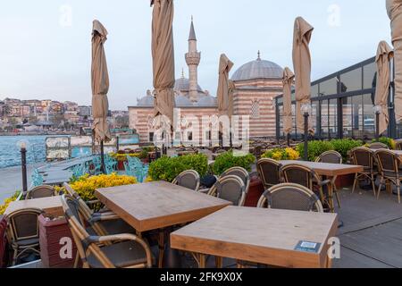 Blick auf die Küsten von Uskudar kurz nach 17 Tagen voller Sperrstunde begann am 29. April 2021 in Uskudar, Istanbul, Türkei. Stockfoto