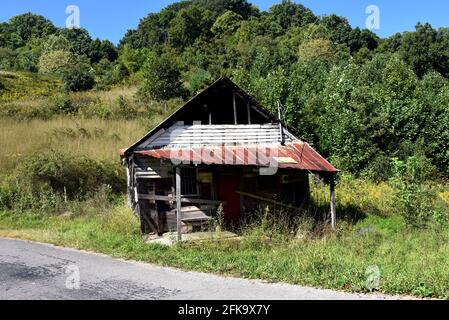 Der alte Landladen ist aus geschäftlichen Angelegenheiten geschlossen. Es ist überwuchert und verwelkt. Es liegt am Rande einer Hinterstraße in Tennessee. Stockfoto