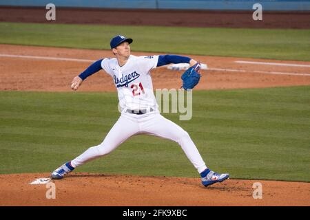 Los Angeles Dodgers startet Pitcher Walker Bühler (21) während eines MLB-Spiels gegen die Cincinnati Reds, Dienstag, 27. April 2021, in Los Angeles, CA. T Stockfoto