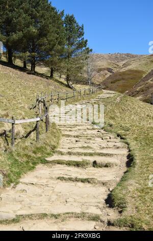 Der Start des Jakobsleiter-Fußweges führt hinauf zum Kinder Scout, dem höchsten Punkt im Peak District. Die Stufen schlängeln sich die Hügelseite hinauf Stockfoto