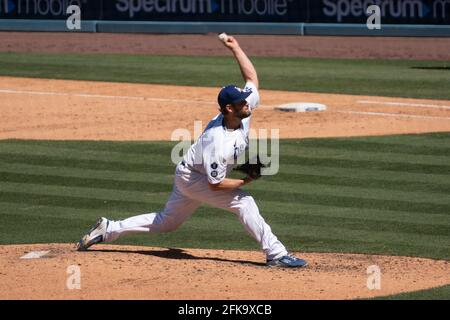 Los Angeles Dodgers starten Pitcher Clayton Kershaw (22) während eines MLB-Spiels gegen die Cincinnati Reds, Mittwoch, 28. April 2021, in Los an Stockfoto