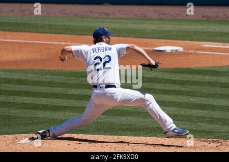 Los Angeles Dodgers starten Pitcher Clayton Kershaw (22) während eines MLB-Spiels gegen die Cincinnati Reds, Mittwoch, 28. April 2021, in Los an Stockfoto