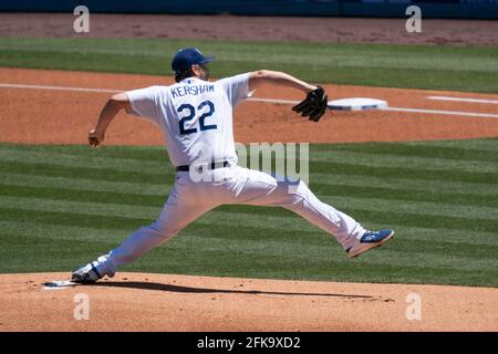 Los Angeles Dodgers starten Pitcher Clayton Kershaw (22) während eines MLB-Spiels gegen die Cincinnati Reds, Mittwoch, 28. April 2021, in Los an Stockfoto
