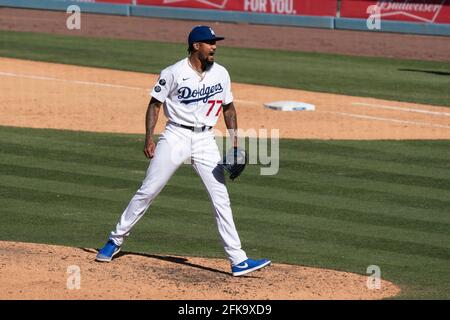 Los Angeles Dodgers startet Pitcher Dennis Santana (77) während eines MLB-Spiels gegen die Cincinnati Reds, Mittwoch, 28. April 2021, in Los Angeles, CA. Stockfoto