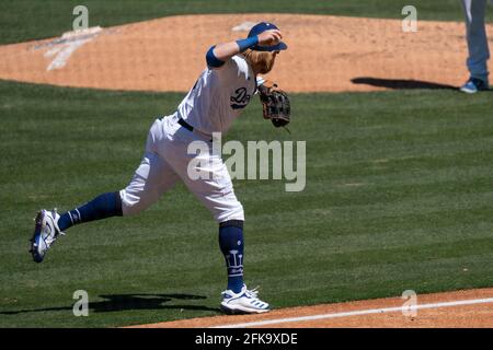 Los Angeles Dodgers Dritter Baseman Justin Turner (10) wirft sich an erster Stelle für ein Out während eines MLB-Spiels gegen die Cincinnati Reds, Mittwoch, 28. April 20 Stockfoto