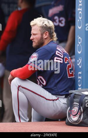 CLEVELAND, OH - APRIL 28: Josh Donaldson (20) von den Minnesota Twins schaut während eines Spiels gegen die Cleveland Indians im Progressive Field am April an Stockfoto