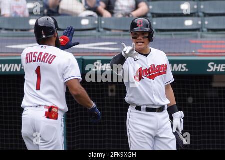 CLEVELAND, OH - APRIL 28: Yu Chang (2) von den Cleveland Indians wartet darauf, Amed Rosario (1) nach seinem Solo-Heimlauf im zweiten Inning von zu gratulieren Stockfoto