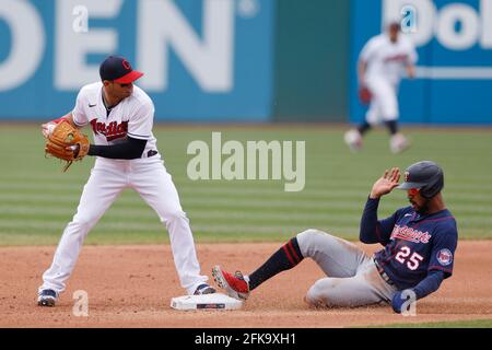 CLEVELAND, OH - 28. APRIL: Cesar Hernandez (7) von den Cleveland Indians dreht ein Doppelspiel vor dem gleitenden Byron Buxton (25) von der Minnesota Twi Stockfoto