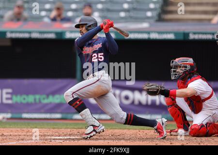 CLEVELAND, OH - APRIL 28: Byron Buxton (25) von den Minnesota Twins sammelt einen seiner fünf Treffer während eines Spiels gegen die Cleveland Indians bei Programm Stockfoto