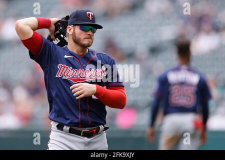 CLEVELAND, OH - APRIL 28: Josh Donaldson (20) von den Minnesota Twins schaut während eines Spiels gegen die Cleveland Indians im Progressive Field am April an Stockfoto