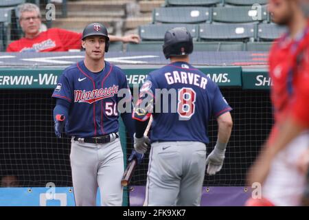 CLEVELAND, OH - APRIL 28: Brent Rooker (50) von den Minnesota Twins wartet darauf, Mitch Garver (8) nach seinem zweiten Heimlauf des Spiels, einem Zweierspiel, zu gratulieren Stockfoto