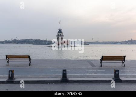 Uskudar-Küste, Türkei. 29. April 2021: Blick auf die Küsten von Uskudar kurz nach 17 Tagen voller Sperrstunde begann am 29. April 2021 in Uskudar, Istanbul, Türkei. Die 17-tägige nationale Ausgangssperre, die bis zum 17. Mai andauern wird, hat in der Türkei begonnen. Die Sperre wird den Rest des muslimischen heiligen Monats Ramadan sowie drei Tage des Eid al-Fitr-Feiertages abdecken. Quelle: Tolga Ildun/ZUMA Wire/Alamy Live News Stockfoto