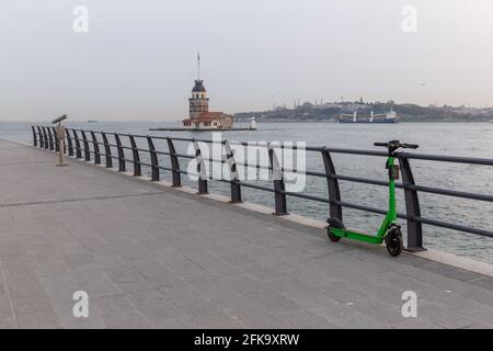 Uskudar-Küste, Türkei. 29. April 2021: Blick auf die Küsten von Uskudar kurz nach 17 Tagen voller Sperrstunde begann am 29. April 2021 in Uskudar, Istanbul, Türkei. Die 17-tägige nationale Ausgangssperre, die bis zum 17. Mai andauern wird, hat in der Türkei begonnen. Die Sperre wird den Rest des muslimischen heiligen Monats Ramadan sowie drei Tage des Eid al-Fitr-Feiertages abdecken. Quelle: Tolga Ildun/ZUMA Wire/Alamy Live News Stockfoto