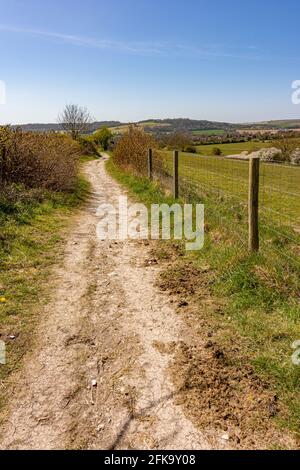 Der Weg des Monarchen, der nach Westen zum Dorf Findon führt - South Downs National Park, West Sussex, Großbritannien. Stockfoto