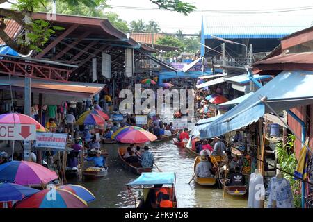 Ratchaburi-Thailand JUL 21 2018: Damnoen Saduak Floating Market, die berühmten Attraktionen von Ratchaburi. Es ist der berühmteste schwimmende Markt in Thaila Stockfoto
