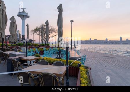 Uskudar-Küste, Türkei. 29. April 2021: Blick auf die Küsten von Uskudar kurz nach 17 Tagen voller Sperrstunde begann am 29. April 2021 in Uskudar, Istanbul, Türkei. Die 17-tägige nationale Ausgangssperre, die bis zum 17. Mai andauern wird, hat in der Türkei begonnen. Die Sperre wird den Rest des muslimischen heiligen Monats Ramadan sowie drei Tage des Eid al-Fitr-Feiertages abdecken. Quelle: Tolga Ildun/ZUMA Wire/Alamy Live News Stockfoto