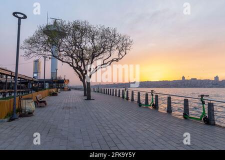 Uskudar-Küste, Türkei. 29. April 2021: Blick auf die Küsten von Uskudar kurz nach 17 Tagen voller Sperrstunde begann am 29. April 2021 in Uskudar, Istanbul, Türkei. Die 17-tägige nationale Ausgangssperre, die bis zum 17. Mai andauern wird, hat in der Türkei begonnen. Die Sperre wird den Rest des muslimischen heiligen Monats Ramadan sowie drei Tage des Eid al-Fitr-Feiertages abdecken. Quelle: Tolga Ildun/ZUMA Wire/Alamy Live News Stockfoto