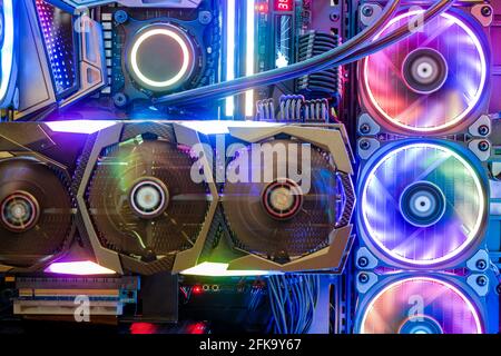 Nahaufnahme und Innenseite der Desktop-PC-Gaming- und Lüfter-CPU Mit mehrfarbiger LED-RGB-Leuchte zeigt den Status im Arbeitsmodus an Stockfoto