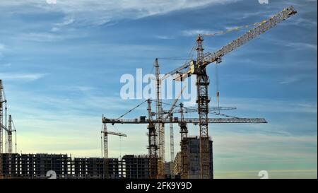 Wohnprojekt, Wohncluster mit gemischter Nutzung (Unterteilung und Wohnanlage). Bau Kräne und Boxen von Mehreinheiten-Wohngebäude Stockfoto