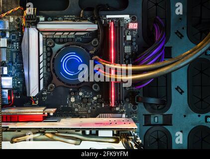 Nahaufnahme und Innenseite Desktop-PC Gaming- und Kühlventilator-CPU mit mehrfarbiger LED-RGB-Leuchte zeigt den Status im Arbeitsmodus an, Innengehäuse des PCs Stockfoto