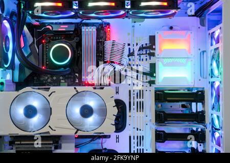 Nahaufnahme und Innenseite Desktop-PC Gaming- und Kühlventilator-CPU mit mehrfarbiger LED-RGB-Leuchte zeigt den Status im Arbeitsmodus an, Innengehäuse des PCs Stockfoto