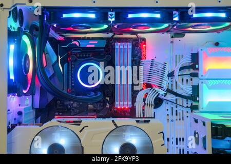 Nahaufnahme und Innenseite Desktop-PC Gaming- und Kühlventilator-CPU mit mehrfarbiger LED-RGB-Leuchte zeigt den Status im Arbeitsmodus an, Innengehäuse des PCs Stockfoto