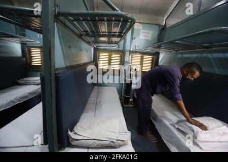 Neu-Delhi, Indien. April 2021. Die Eisenbahnwaggons wurden von der Indian Railways in eine Isolationsstation für Coronavirus-Notfälle auf den Anand Vihar Railway Yards verwandelt. Quelle: Vijay Pandey/ZUMA Wire/Alamy Live News Stockfoto