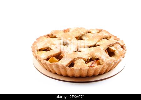 Traditionelle amerikanische Dank gibt Gitter Pie isoliert auf weißem Hintergrund. Hausgemachte Obsttarte, gebacken zu goldener Kruste. Nahaufnahme, Kopierbereich, Draufsicht Stockfoto