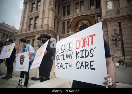 Austin, TX, USA. April 2021. Transgender-Jugendliche, Eltern und mehrere demokratische Gesetzgeber versammeln sich am Mittwochabend an den Südstufen des Texas Capitol und kritisieren mehrere Anti-LGBTQ-Gesetzesvorlagen, die sich einen Monat vor der Vertagung durch die 87. Legislaturperiode schlängeln. Quelle: Bob Daemmrich/ZUMA Wire/Alamy Live News Stockfoto
