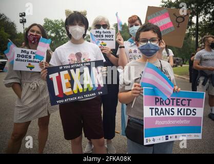 Austin, TX, USA. April 2021. Transgender-Jugendliche, Eltern und mehrere demokratische Gesetzgeber versammeln sich am Mittwochabend an den Südstufen des Texas Capitol und kritisieren mehrere Anti-Transgender-Gesetzesvorlagen, die sich einen Monat vor der Vertagung durch die 87. Legislaturperiode schlängeln. Quelle: Bob Daemmrich/ZUMA Wire/Alamy Live News Stockfoto
