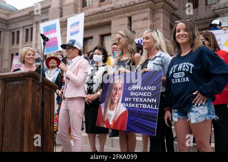 Austin, TX, USA. April 2021. Die LÄUFERIN HEATHER GOTHARD aus Austin spricht, während sich Transgender-Jugendliche, Eltern und mehrere Gesetzgeber am Mittwochabend an den Südstufen des Texas Capitol versammeln und mehrere Anti-LGBTQ-Gesetzesvorlagen kritisieren, die sich einen Monat vor der Vertagung durch die 87. Legislaturperiode schlängeln. Quelle: Bob Daemmrich/ZUMA Wire/Alamy Live News Stockfoto