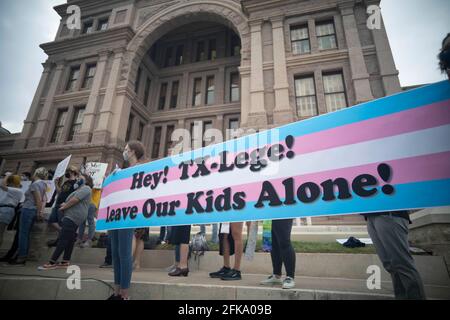 Austin, TX, USA. April 2021. Transgender-Jugendliche, Eltern und mehrere demokratische Gesetzgeber versammeln sich am Mittwochabend an den Südstufen des Texas Capitol und kritisieren mehrere Anti-LGBTQ-Gesetzesvorlagen, die sich einen Monat vor der Vertagung durch die 87. Legislaturperiode schlängeln. Quelle: Bob Daemmrich/ZUMA Wire/Alamy Live News Stockfoto