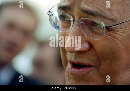 MICHAEL HOWARD BEI EINEM BESUCH IN EINEM POLIZEIHAUPTQUARTIER IN PETERBOROUGH,19. APRIL 2005 TOM PILSTON Stockfoto