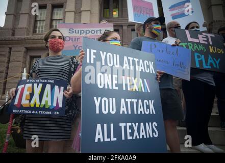 Austin, TX, USA. April 2021. Transgender-Jugendliche, Eltern und mehrere demokratische Gesetzgeber versammeln sich am Mittwochabend an den Südstufen des Texas Capitol und kritisieren mehrere Anti-Transgender-Gesetzesvorlagen, die sich einen Monat vor der Vertagung durch die 87. Legislaturperiode schlängeln. Quelle: Bob Daemmrich/ZUMA Wire/Alamy Live News Stockfoto