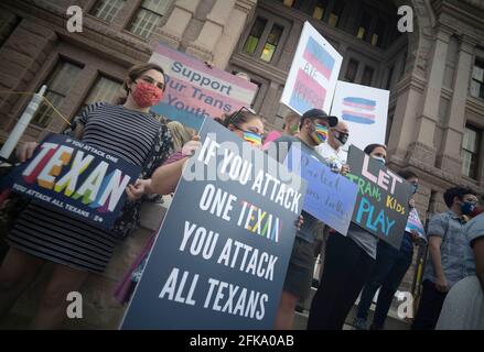 Austin, TX, USA. April 2021. Transgender-Jugendliche, Eltern und mehrere demokratische Gesetzgeber versammeln sich am Mittwochabend an den Südstufen des Texas Capitol und kritisieren mehrere Anti-Transgender-Gesetzesvorlagen, die sich einen Monat vor der Vertagung durch die 87. Legislaturperiode schlängeln. Quelle: Bob Daemmrich/ZUMA Wire/Alamy Live News Stockfoto