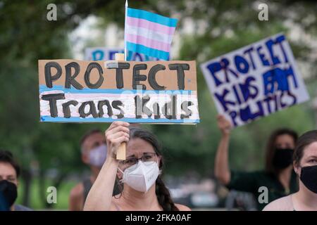 Austin, TX, USA. April 2021. Kay Deyer-Hill aus Pflugerville hält ein Schild, als sich Transgender-Jugendliche, Eltern und mehrere Gesetzgeber am Mittwochabend an den Südstufen des Texas Capitol versammelten und mehrere Anti-LGBTQ-Gesetzesvorlagen kritisierten, die sich einen Monat vor der Vertagung durch die 87. Legislaturperiode schlängeln. Quelle: Bob Daemmrich/ZUMA Wire/Alamy Live News Stockfoto